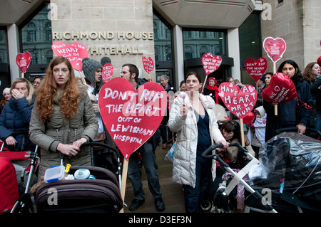 Protesta al di fuori del reparto di salute di madri e neonati contro la proposta di declassamento di Lewisham hospital Foto Stock