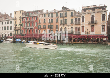 Un acqua taxi presso il Grand canal durante una nevicata a Venezia, Italia. Foto Stock