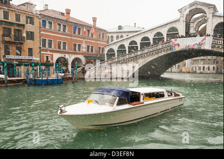Un acqua taxi presso il Grand canal durante una nevicata a Venezia, Italia. Foto Stock