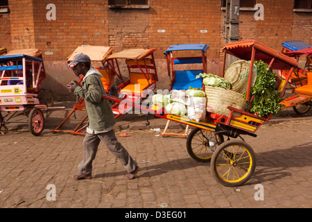 Madagascar, Antsirabe, Marche Sabotsy, verdure portati in pousse-pousse rickshaw Foto Stock