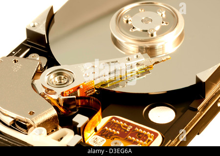 Chiudere la vista dettaglio dell'interno di un computer harddisk isolato su uno sfondo bianco. Foto Stock