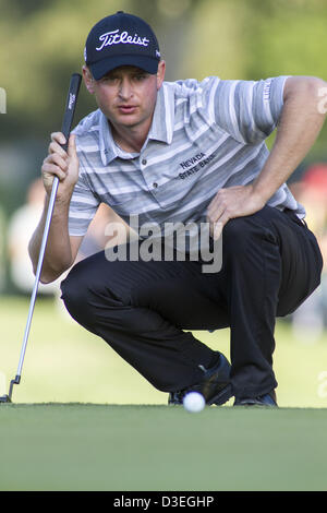 Febbraio 17, 2013 - Los Angeles, California (CA, Stati Uniti - John Merrick linee fino il suo putt su xiv foro durante il round finale del Northern Trust Open a Riviera Country Club il 17 febbraio 2013 in Pacific Palisades, California. Merrick ha vinto il Northern Trust Open, rimescolando per una improvvisa morte di playoff su Charlie Beljan. (Credito Immagine: © Ringo Chiu/ZUMAPRESS.com) Foto Stock