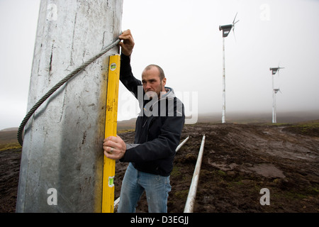 Isola di Eigg, Scozia - 1 Novembre 2007: Joe Brown, dall'energia rinnovata, controlli di allineamento su quattro torri a turbina. Foto Stock