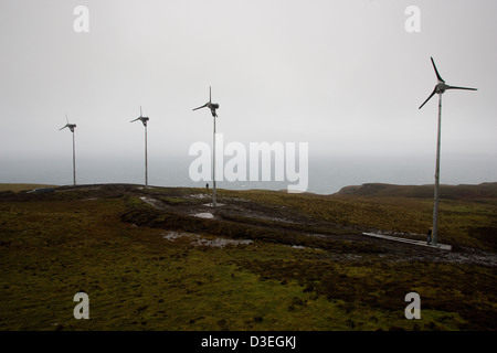 Isola di Eigg, Scozia - 1 Novembre 2007: Joe Brown, dall'energia rinnovata, controlli di allineamento su quattro torri a turbina. Foto Stock