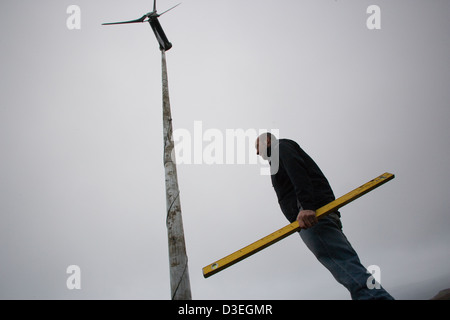 Isola di Eigg, Scozia - 1 Novembre 2007: Joe Brown, dall'energia rinnovata, controlli di allineamento su quattro torri a turbina. Foto Stock