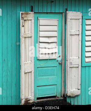 Tropicali dei Caraibi di persiane alle finestre St Kitts Foto Stock