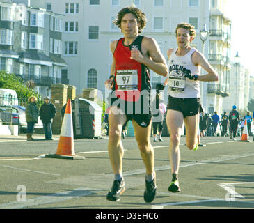 Mezza maratona vincitore Paolo Martelletti costeggia Royal Crescent su Marine Parade, Brighton, Regno Unito. 17 febbraio 2013. Martelletti, del Victoria Park Harriers, ha vinto gli uomini di gara in 67 minuti, 29 secondi. Circa 10.500 ha iniziato il ventitreesimo Brighton mezza maratona, il primario finalizzata alla raccolta di fondi per il faro a luce rotante del Sussex, una clinica centro di cura per gli uomini e le donne che vivono con il virus HIV. La gara, che utilizzato per avviare a Brighton Marina parco auto con appena 200 corridori che prenderanno parte, è diventata uno dei più grandi eventi di corsa nel sud-est dell'Inghilterra Foto Stock