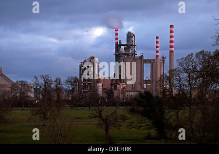 Drogheda opere in cemento a sera, Irlanda Foto Stock