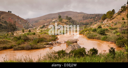 Madagascar, Ambositra limo laden highland river, panoramica Foto Stock