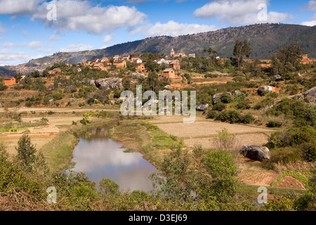 Madagascar, Ambositra Hilltop Village e chiesa sulla periferia della città Foto Stock