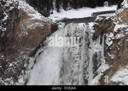 Il Brink of the Lower Falls nel parco nazionale di Yellowstone offre viste spettacolari della cascata a dicembre. Il paesaggio ghiacciato che circonda le cascate contribuisce alla bellezza invernale del parco, con alberi innevati e condizioni ghiacciate che offrono opportunità fotografiche uniche. Foto Stock
