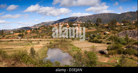 Madagascar, Ambositra Hilltop Village e chiesa sulla periferia della città, panoramica Foto Stock