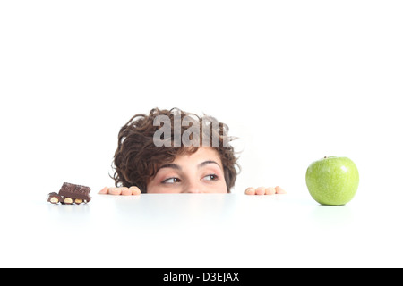 Bella donna scegliendo Apple su un bianco sfondo isolato Foto Stock