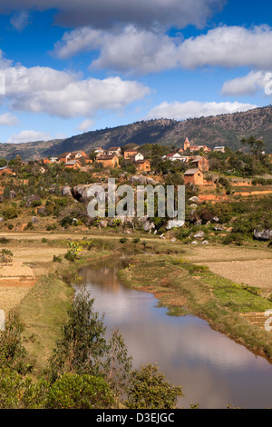 Madagascar, Ambositra Hilltop Village e chiesa sulla periferia della città Foto Stock