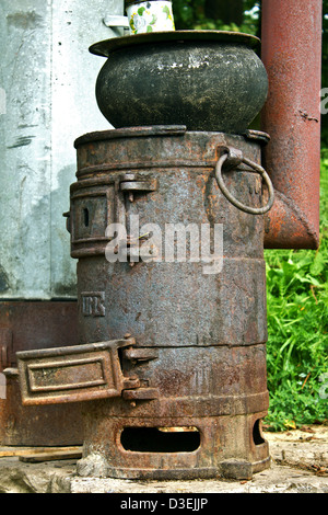 Vecchia stufa con un pan Foto Stock