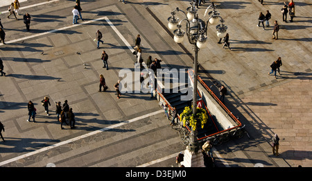 Turisti e milanese in Piazza Duomo dal Duomo di Milano tetto milano lombardia italia Europa Foto Stock