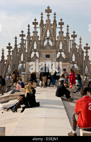 I turisti che visitano e rilassarsi sulla terrazza del tetto del Duomo di Milano Milano Lombardia Italia del nord Europa Foto Stock