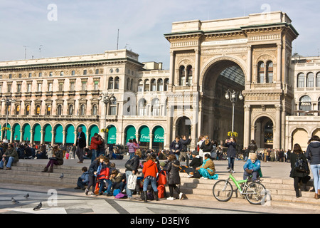 Turisti e milanese in elegante Piazza Duomo con la Galleria Vittorio Emanuele II milano lombardia italia Europa Foto Stock