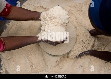 SORO città, zona WOLAYITA, sud Etiopia, 19AGOSTO 2008: una distribuzione a un supplemento di alimentazione centro di mais e di soia Foto Stock