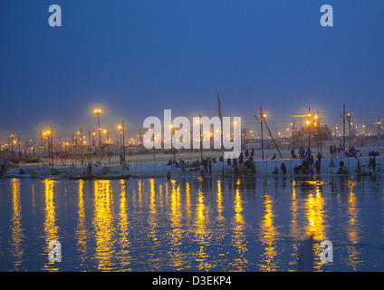 Pellegrini la balneazione nel Gange, Maha Kumbh Mela, Allahabad, India Foto Stock