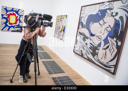 La Tate Modern di Londra, Regno Unito. Il 18 febbraio 2013. Roy Lichtenstein, una delle più famose figure in Pop Art, è esposta alla Tate Modern. Questa è la prima grande retrospettiva di Lichtenstein di lavoro in venti anni e riunisce oltre 100 l'artista più iconica dipinti. La mostra si svolgerà dal 21 febbraio al 27 maggio 2013 ed è sponsorizzato da Bank of America Merrill Lynch. Guy Campana, 07771 786236, guy@gbphotos.com Credit: acquista campana/Alamy Live News Foto Stock