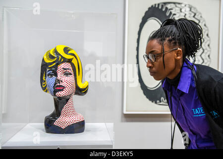 La Tate Modern di Londra, Regno Unito. Il 18 febbraio 2013. Testa con ombreggiatura blu e il pneumatico da Roy Lichtenstein, una delle più famose figure in Pop Art, è esposta alla Tate Modern. Questa è la prima grande retrospettiva di Lichtenstein di lavoro in venti anni e riunisce oltre 100 l'artista più iconica dipinti. La mostra si svolgerà dal 21 febbraio al 27 maggio 2013 ed è sponsorizzato da Bank of America Merrill Lynch. Tate Modern. Credito: comprare campana/Alamy Live News Foto Stock