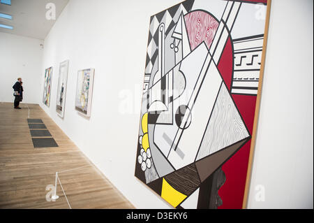 La Tate Modern di Londra, Regno Unito. Il 18 febbraio 2013. Roy Lichtenstein, una delle più famose figure in Pop Art, è esposta alla Tate Modern. Questa è la prima grande retrospettiva di Lichtenstein di lavoro in venti anni e riunisce oltre 100 l'artista più iconica dipinti. La mostra si svolgerà dal 21 febbraio al 27 maggio 2013 ed è sponsorizzato da Bank of America Merrill Lynch. Tate Modern. Credito: comprare campana/Alamy Live News Foto Stock