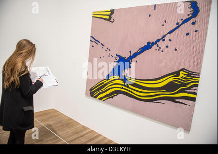 La Tate Modern di Londra, Regno Unito. Il 18 febbraio 2013. Spazzolata con gli spruzzi di goccioline di Roy Lichtenstein, una delle più famose figure in Pop Art, è esposta alla Tate Modern. Questa è la prima grande retrospettiva di Lichtenstein di lavoro in venti anni e riunisce oltre 100 l'artista più iconica dipinti. La mostra si svolgerà dal 21 febbraio al 27 maggio 2013 ed è sponsorizzato da Bank of America Merrill Lynch. Tate Modern. Credito: comprare campana/Alamy Live News Foto Stock