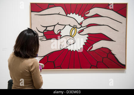 La Tate Modern di Londra, Regno Unito. Il 18 febbraio 2013. L'anello (innesto) da Roy Lichtenstein, una delle più famose figure in Pop Art, è esposta alla Tate Modern. Questa è la prima grande retrospettiva di Lichtenstein di lavoro in venti anni e riunisce oltre 100 l'artista più iconica dipinti. La mostra si svolgerà dal 21 febbraio al 27 maggio 2013 ed è sponsorizzato da Bank of America Merrill Lynch. Tate Modern. Credito: comprare campana/Alamy Live News Foto Stock