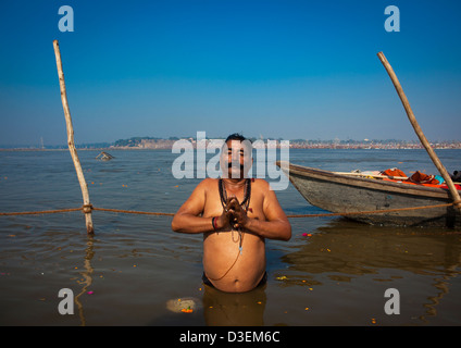 Pellegrino la balneazione nel Gange, Maha Kumbh Mela, Allahabad, India Foto Stock