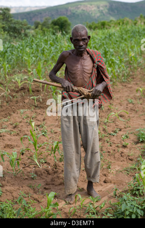 ANKA DUGANA distretto, zona WOLAYITA, sud Etiopia, 21 AGOSTO 2008: un agricoltore di sussistenza si prende una pausa dal suo lavoro. Foto Stock