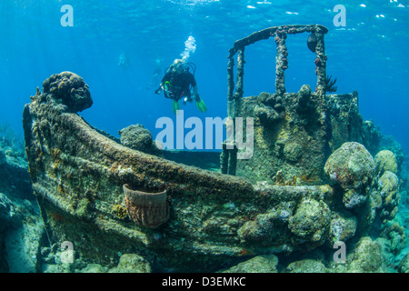 Sommozzatore nelle limpide acque dei Caraibi di Curacao Foto Stock