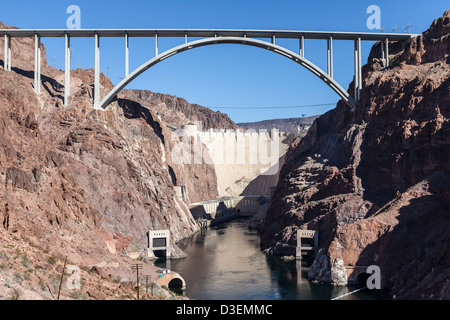 Hoover Dam bypass canyon bridge vista in Nevada il Mojave Desert. Foto Stock