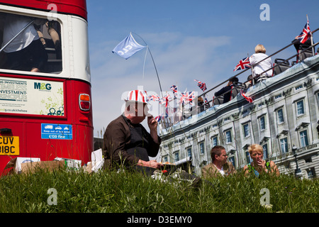 I visitatori di Epsom Race Course arrivano su decorate London double decker bus Foto Stock