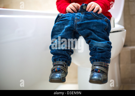 Little Boy learning per formare vasino Foto Stock