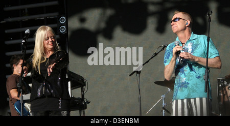 Cindy Wilson e Fred Schneider del B-52s, effettuando al Lovebox festival Festival in Victoria Park Foto Stock