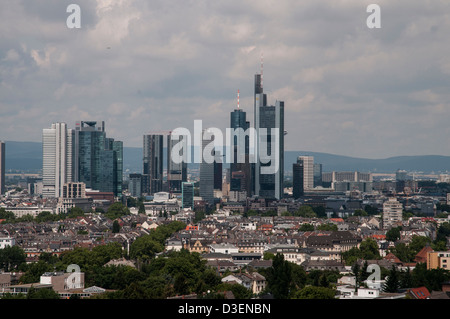 Skyline di Francoforte am Main, vista da Sachsenhausen, monti Taunus nella parte posteriore Foto Stock