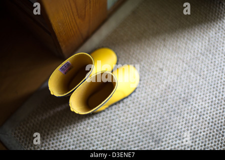 Il bambino è giallo Welly stivali Foto Stock