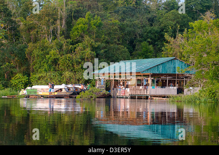 Il Perù, Loreto, Iquitos, lamantino progetto. La Yaku Taita's house a Cocha Dorado, Pacaya Samiria riserva nazionale Foto Stock