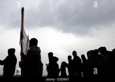 Gli studenti universitari protestano contro le misure di austerità che colpiscono il bilancio della pubblica istruzione nel nord del porto greco città di Salonicco, lunedì 18 febbraio, 2013. La Grecia del governo prevede di ridurre il numero di istruzione superiore servizi nel nuovo anno accademico attraverso un percorso educativo bill denominato "Athena". Foto Stock