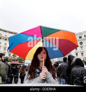 Gli studenti universitari protestano contro le misure di austerità che colpiscono il bilancio della pubblica istruzione nel nord del porto greco città di Salonicco, lunedì 18 febbraio, 2013. La Grecia del governo prevede di ridurre il numero di istruzione superiore servizi nel nuovo anno accademico attraverso un percorso educativo bill denominato "Athena". Foto Stock