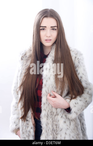 Ritratto di un quindicenne ragazza con lunghi capelli dritti. Foto Stock