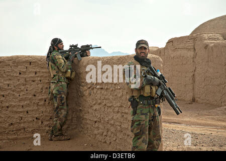 L Esercito nazionale afgano forze speciali militari di ritorno da una pattuglia di combattimento Febbraio 17, 2013 nella provincia di Herat, Afghanistan. Il presidente Barack Obama ha annunciato durante lo stato dell'Unione che metà delle forze americane in Afghanistan si ritirerà da inizio 2014. Foto Stock