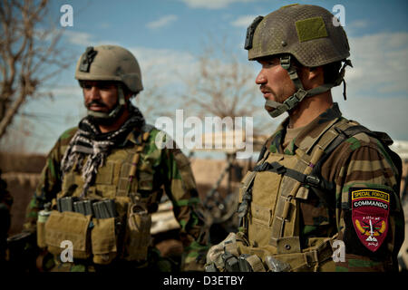 L Esercito nazionale afgano forze speciali di ritorno da una pattuglia di combattimento Febbraio 17, 2013 nella provincia di Herat, Afghanistan. Il presidente Barack Obama ha annunciato durante lo stato dell'Unione che metà delle forze americane in Afghanistan si ritirerà da inizio 2014. Foto Stock