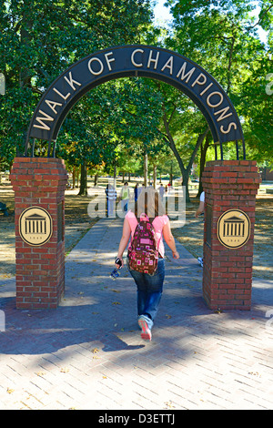 A piedi di Champions Ole Miss Università Campus Oxford Mississippi MS Foto Stock