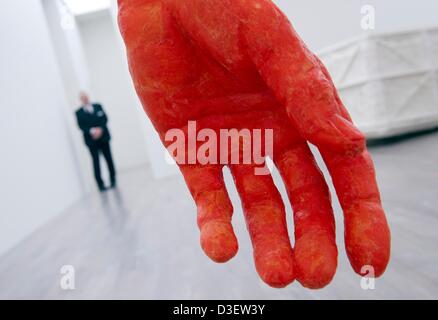 Una donna guarda il lavoro " Red braccio' (1989-1990) da Pia Stadtbaeumer nella mostra "culpture a Duesseldorf Art Academy - dal 1945 la presente' alla Kunstsammlung Nordrhein Westfalen a Duesseldorf in Germania, 18 febbraio 2013. La mostra viene eseguito dal 20 febbraio fino al 28 luglio. Foto: DANIEL NAUPOLD Foto Stock