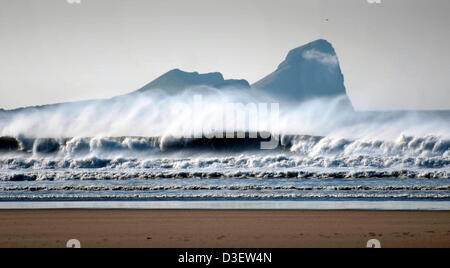 Rhossili Bay, South Wales, Regno Unito. 18 febbraio 2013. Spray spettacolare battenti fuori dalla parte superiore del surf a Rhossili Beach con i vermi in testa la distanza sulla Penisola di Gower nel Galles del Sud di questo pomeriggio. Credito: Phil Rees/Alamy Live News Foto Stock