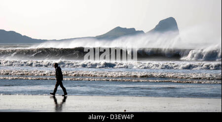 Rhossili Bay, South Wales, Regno Unito. 18 febbraio 2013. Spray spettacolare battenti fuori dalla parte superiore del surf in spiaggia Rhossili sulla Penisola di Gower nel Galles del Sud di questo pomeriggio. Credito: Phil Rees/Alamy Live News Foto Stock