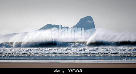 Rhossili Bay, South Wales, Regno Unito. 18 febbraio 2013. Spray spettacolare battenti fuori dalla parte superiore del surf in spiaggia Rhossili sulla Penisola di Gower nel Galles del Sud di questo pomeriggio. Credito: Phil Rees/Alamy Live News Foto Stock