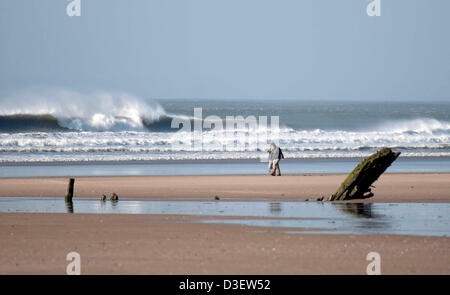 Rhossili Bay, South Wales, Regno Unito. 18 febbraio 2013. La gente che camminava oast il relitto dell'Helvetia a Rhossili Beach sulla Penisola di Gower nel Galles del Sud di questo pomeriggio. Credito: Phil Rees/Alamy Live News Foto Stock